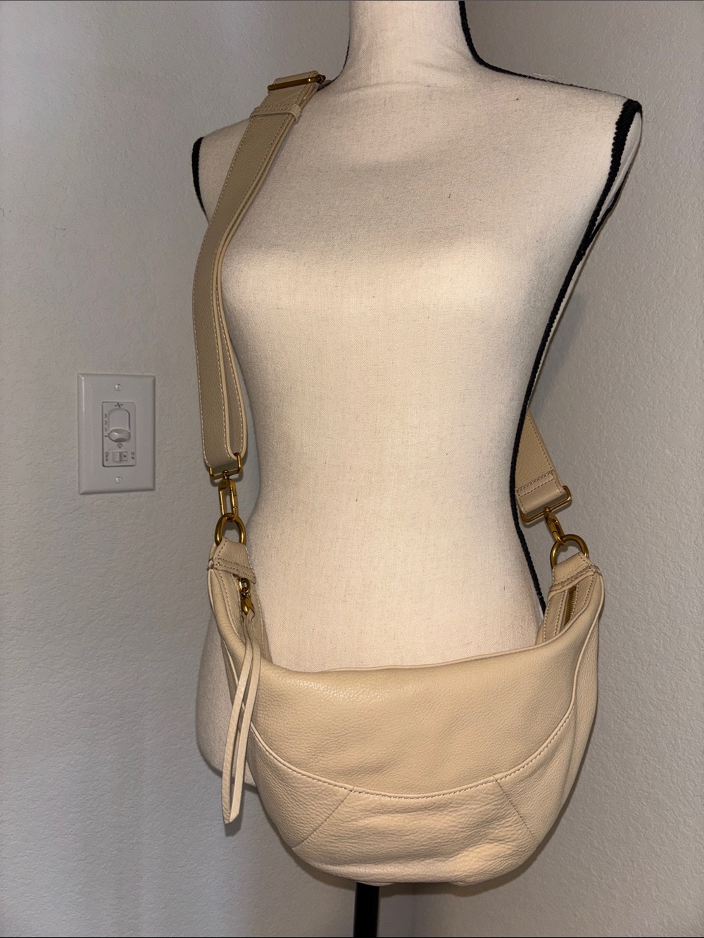 HOBO Carmen Sling Crossbody Bag 🫶🏼 - Picture 2 of 9